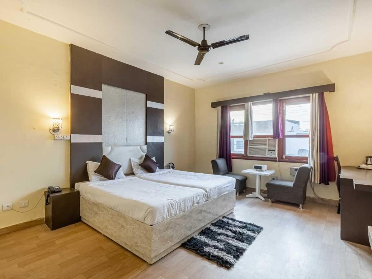 Mukund Madhav Royals Hotel