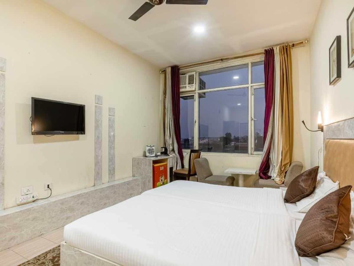 Hotel Mukund Madhav Royals *