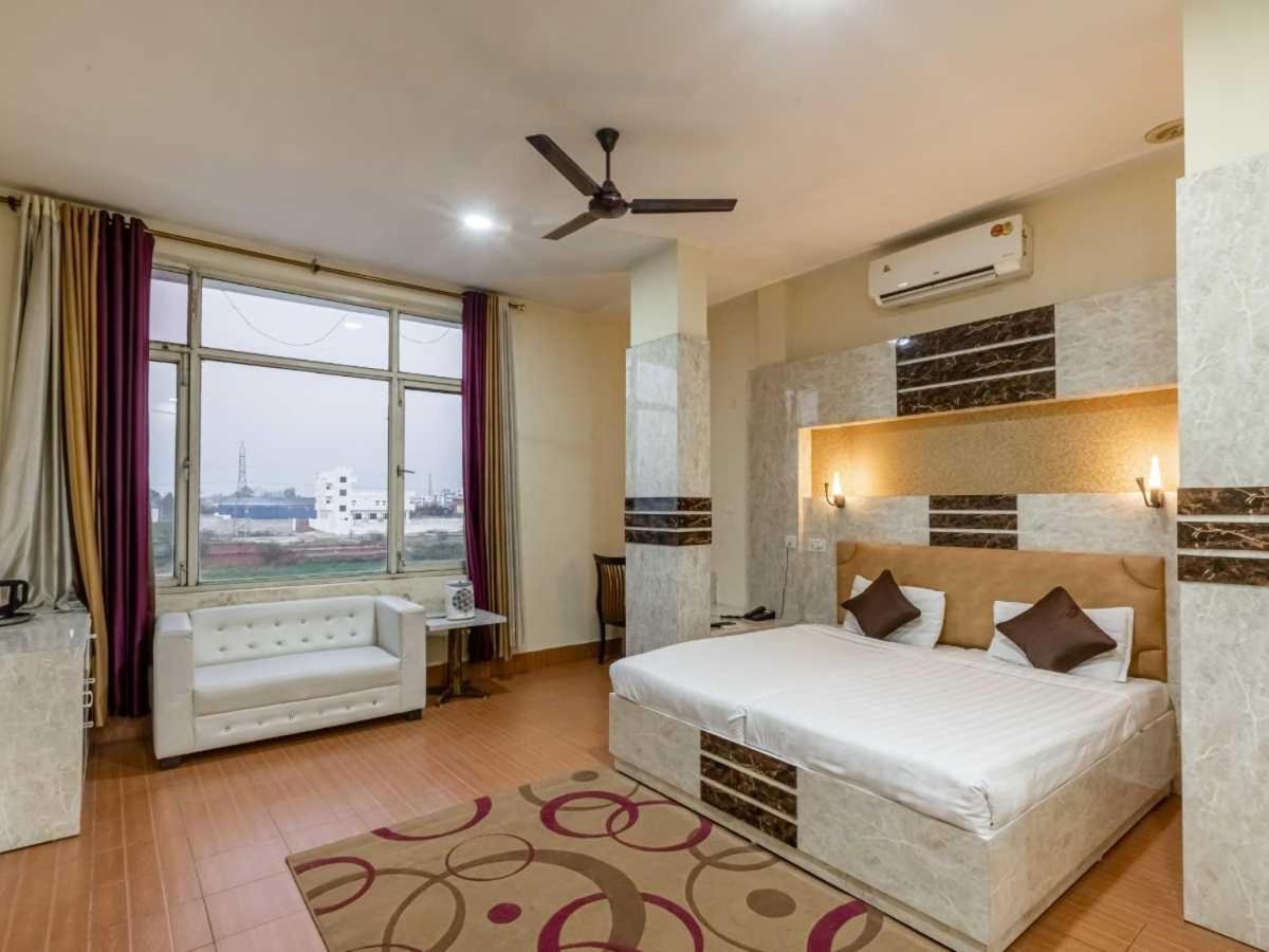 Mukund Madhav Royals Hotel